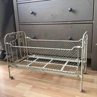 Antik összecsukható vas játék baba ágy