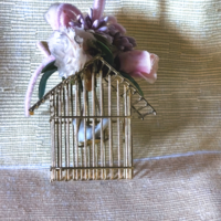 Retro mini fém kalitka porcelán madárkával – babaház dekoráció   26.