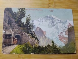 Svájc, Schynige Platte-Bahn egy történelmi, nosztalgikus fogaskerekű vasút , háttérben a Jungfrau