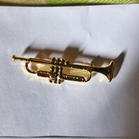 Retró, részletgazdag kidolgozású, aranyozott uniszex trombita bross.  26.
