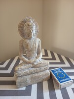 Buddha kőszobor homokszínű