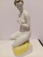 Retro, hollóházi,kèzzel festett,jelzett,  figurális porcelán.Fürdőző hölgy.