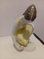 Retro hollóházi figurális porcelán.Vizet merítő lány.