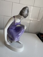 Hollóházi porcelán Vízmerítő / Korsós lány figura – I. osztályú, lila ruhás