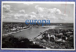 Budapest - látkép a Szt Gellért hegyről D-Buda, Pest felé , távolban a Haditengerészeti emlékmű