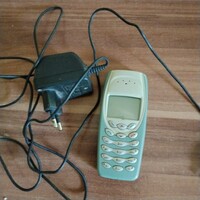 Nokia 3410 retró telefon + töltő, tölthető, bekapcsol, kéri a PIN kódot, többi funkció nem ismert