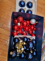 Vegyes karácsonyfadísz gömb csomag (4-6 cm, műanyag és üveg) – a fotón levő dobozban 35x24x14cm-es