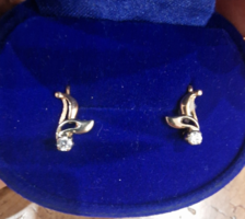 Gold earrings with diamonds