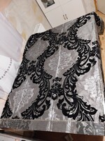 EGYEDI ASZTAL TERITŐ BAROKK MINTÁS RÁNYOMOTT,VAGY VASALT  MINTA ARANYSZÁLLAS SZEGÉLY 4 SARKÁN BOJT