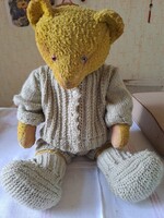 Antik, szalmával tömött játékmackó (teddy bear).