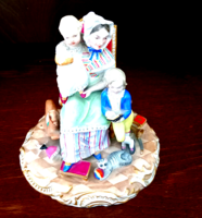 KORAI, RITKÁBBNAK GONDOLT, CSALÁDOT ÁBRÁZOLÓ,RÉSZLETES KIDOLGOZÁSÚ, JELZETT PORCELÁN, KISEBB  SÉR...