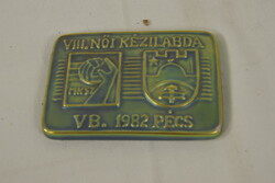 Zsolnay eozin plakett – VIII. Női Kézilabda VB, Pécs 1982 (kis hibával)-A373