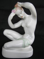 Aquincumi porcelán hajába virágot tűző női akt
