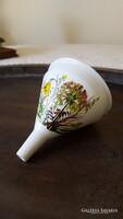 Kisméretű vadvirágos porcelán tölcsér