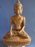Antik bronz ülő Buddha-szobrot ábrázol, bonyolult vésett köntösmintákkal és hagyományos földérintő v