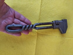 Antik csavart szárú franciakulcs 20,5 cm hosszú