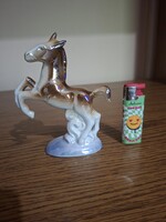Irizáló, lüszter mázas, ágaskodó porcelán ló. 13,8 cm. Hibátlan. Jelzett
