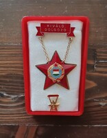 Kiváló dolgozó kitüntetés és jelvény 1986