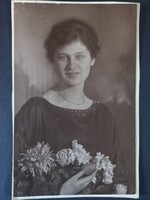 Antik fotólap fiatal nő virágcsokorral, elegáns műtermi portré, női divat, 1923