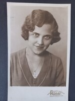 Antik fotólap fiatal nő kereszt nyaklánccal, női műtermi portré, Foto Rónai Szeged, 1933