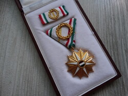 A MAGYAR NÉPKÖZTÁRSASÁG ARANYKOSZORÚVAL DÍSZÍTETT CSILLAGRENDJE - DOBOZÁBAN - 178 ADOMÁNYOZÁS!