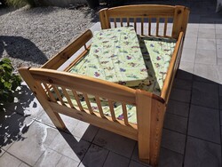 Eladó 1 db állítható hosszúságú (leesésgátlós) tömör fenyő gyerekágy.