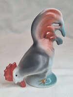 Szép festésű porcelán csipegető kakas figura hibátlan állapotban 9,5 cm. magas