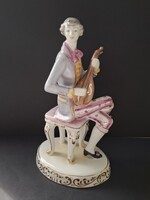 Hollóházi porcelán barokk férfi lanttal, lantos fiú
