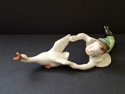 Herendi porcelán figura, fekvő Ludas Matyi, libás kisfiú