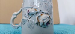 Régi 1880 -1910 díszes porcelán emlékpohár – domborműves virágok, aranyozás, 3713-as beütés