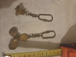 Vintage sárgaréz tengerészeti kulcstartó pár - Hajóharang és Propeller