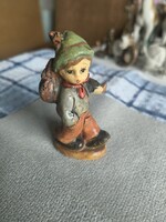 Retro vidám vándor kisfiú kerámia figura – Hummel stílusú