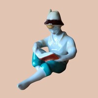 Hollóházi porcelán „Olvasó fiú” figura – retro, kézzel festett