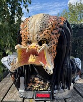 Predator mell szobor