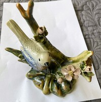 Gyönyörű kézzel festett porcelán madár virágos faágon – különleges dísztárgy