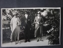 Antik fotó elegáns társaság két nő és egy férfi szabadtéri portré 1933