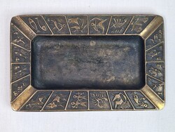 Régi bronz horoszkópos hamutál szép állapotban 427 g. súlyú és 15,5 cm hosszú