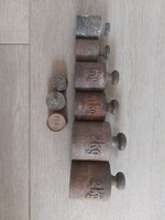 Antik vas mérlegsúly készlet, patinás régi súlyok (több darabos)