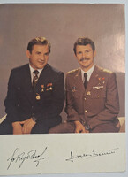 Photograph print with signatures of Farkas Bertalan and Valerij Kubaszov, original autographs