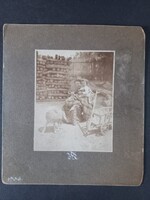 Édesanya két gyermekével, játék szekérrel és malaccal, 1906