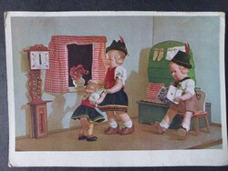 Régi NDK képeslap – népviseletes babák otthoni jelenete harmonikával, 1959