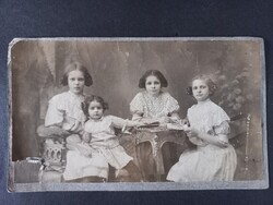 Antik kartonra kasírozott fotó 4 elegáns kislány 1900 körül, Budapest