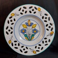 Retró áttört szélű népi kerámia fali dísztányér, kézzel festett (25 cm) – jelzett