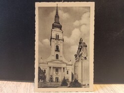 Békés régi képeslap - Ref. templom a Hősök szobrával (868. sz., fekete-fehér)