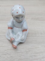 Zsolnay Pécs porcelán ülő kislány figura – pöttyös fejkendő – kézzel festett