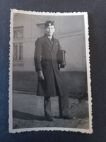 „Indulás a ‘suli’-ba!” - Fiatal sapkajelvényes fiú portréja - 1939