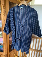 Dark blue-gray striped front-buttoned short-sleeve blouse. The sleeve is attached to the shoulder with crochet.