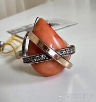 925-ös sterling ezüst gyűrű természetes korallal. 375-ös arany (9K). Súly: 5,75 g. Méret: 19/59.7/9.
