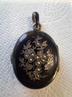Silver mourning pendant with pearls