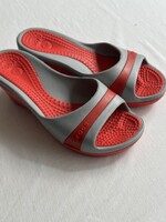 Crocs Sassari papucs/szandál piros-szürke színösszeállításban, 38,5 méret